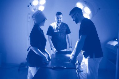 ameliyat odası, modern tıp kavramı içinde işte tıbbi üniformalı Genç Doktorlar