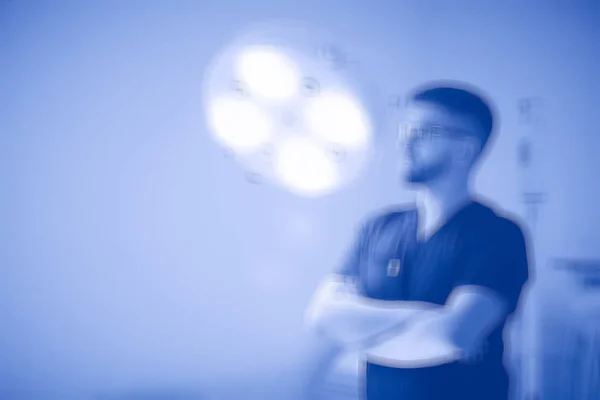 Självsäker Manliga Kirurg Medicinsk Uniform Poserar Suddig Bakgrund Begreppet Medicin — Stockfoto