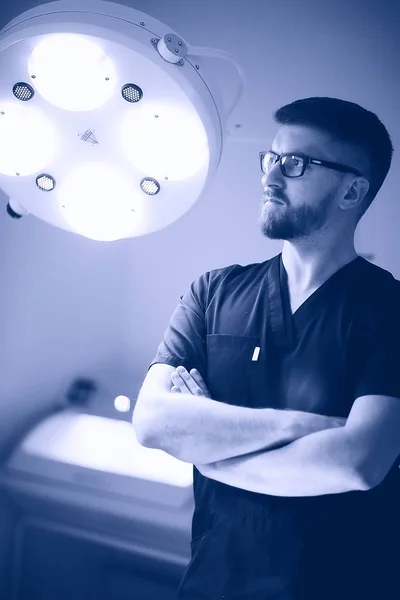 Jistý Muž Chirurg Lékařských Uniformě Pózuje Rozostřené Pozadí Pojetí Medicíny — Stock fotografie