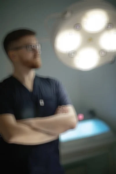 Selbstbewusster Männlicher Chirurg Medizinischer Uniform Der Vor Verschwommenem Hintergrund Posiert — Stockfoto
