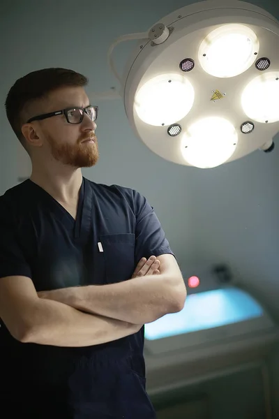 Jistý Muž Chirurg Lékařských Uniformě Pózuje Rozostřené Pozadí Pojetí Medicíny — Stock fotografie