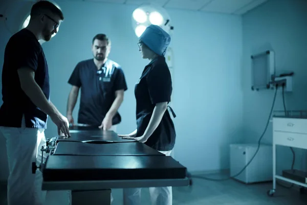 Jonge Artsen Een Medische Uniform Het Werk Chirurgie Kamer Concept — Stockfoto