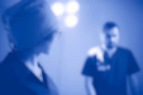 Médicos Jóvenes Uniforme Médico Trabajo Sala Cirugía Concepto Medicina Moderna —  Fotos de Stock