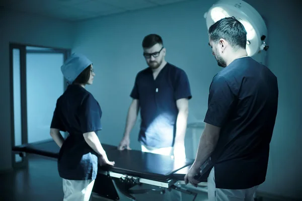 Jonge Artsen Een Medische Uniform Het Werk Chirurgie Kamer Concept — Stockfoto