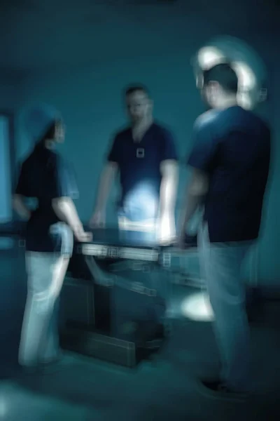 職場では 現代医学の概念医療制服で若い医師 — ストック写真