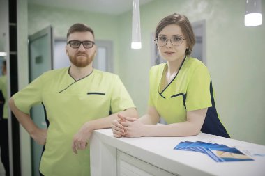 iş, modern tıp kavramı tıbbi üniformalı Genç Doktorlar