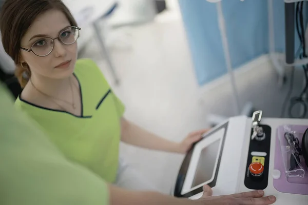 Mladá Lékařka Lékařských Uniformě Práci Koncepce Moderní Medicíny — Stock fotografie