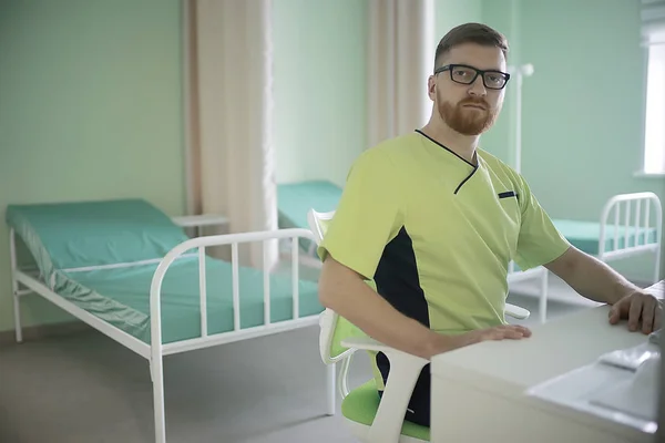 Mladý Muž Lékař Lékařských Uniformě Práci Koncepce Moderní Medicíny — Stock fotografie