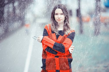 Sonbahar Park kareli ceket genç güzel kadın