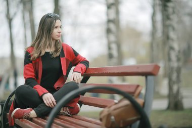 kareli ceket sonbahar parkta bankta oturan genç güzel kadın