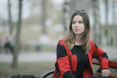 kareli ceket pozlar bahar parkta genç güzel kadın