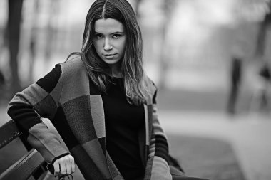 kareli ceket pozlar bahar parkta genç güzel kadın