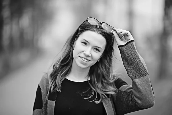 สาวสวยในเส อโค ทเช คเกอร โพสในสวนฤด ใบไม — ภาพถ่ายสต็อก