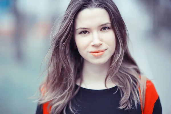 Joven Hermosa Mujer Abrigo Cuadros Posa Parque Primavera —  Fotos de Stock