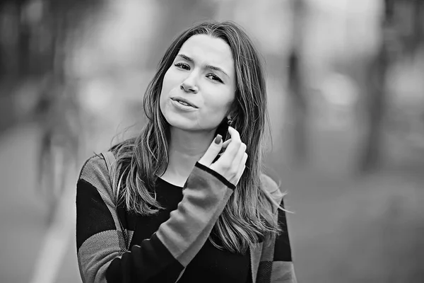 Jeune Belle Femme Manteau Carreaux Dans Parc Automne — Photo