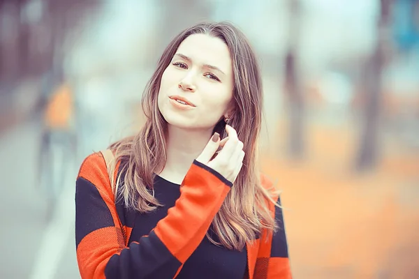 Young Beautiful Woman Checkered Coat Poses Spring Park — Stock Photo, Image