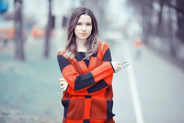 在春天公园的格子姿势的年轻美丽的妇女 — 图库照片