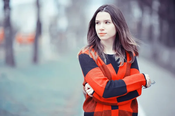 Giovane Bella Donna Cappotto Scacchi Nel Parco Autunnale — Foto Stock