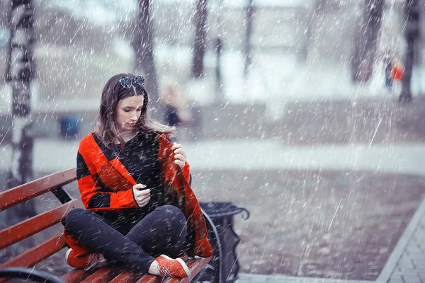 Kareli Ceket Sonbahar Parkta Bankta Oturan Genç Güzel Kadın — Stok fotoğraf
