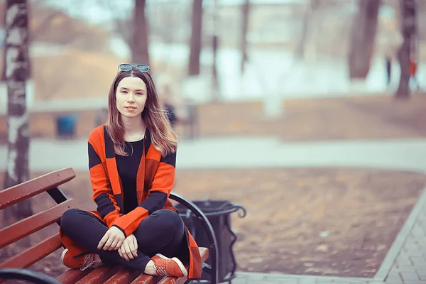 Jeune Belle Femme Manteau Carreaux Pose Dans Parc Printemps — Photo