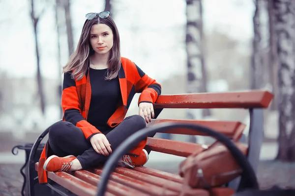 Young Brunette Woman Relaxing Lake Sitting Bench Autumn Landscape — Stock Photo, Image