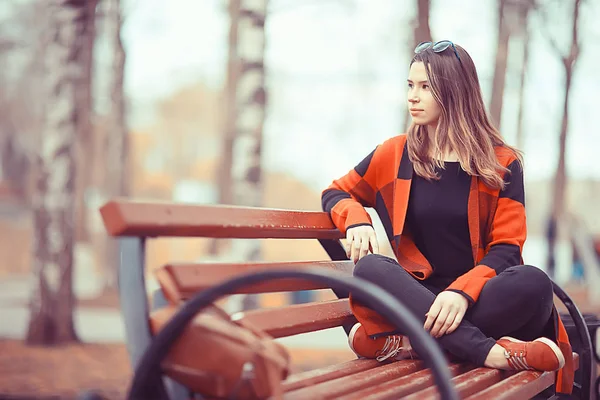 Giovane Bella Donna Pose Quadri Nel Parco Primaverile — Foto Stock