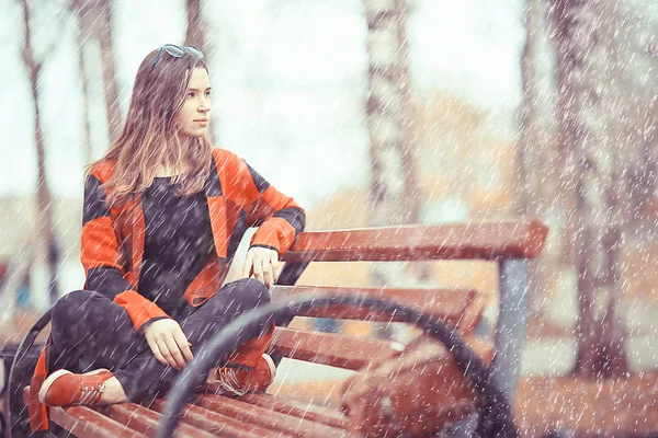 Jeune Belle Femme Manteau Carreaux Assis Sur Banc Dans Parc — Photo