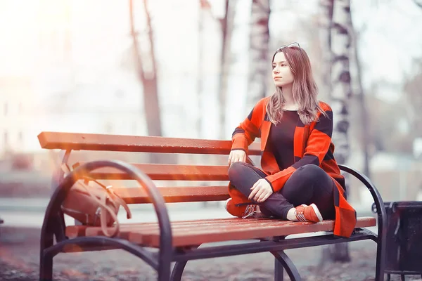 Tineri Bruneta Femeie Relaxare Lângă Lac Așezat Bancă Peisaj Toamnă — Fotografie, imagine de stoc