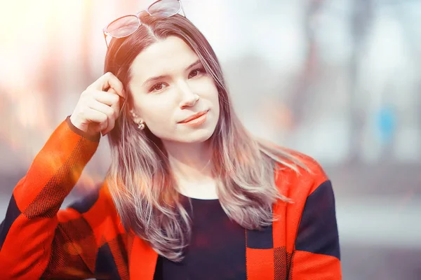 Giovane Bella Donna Posa Cappotto Scacchi Nel Parco Primaverile — Foto Stock