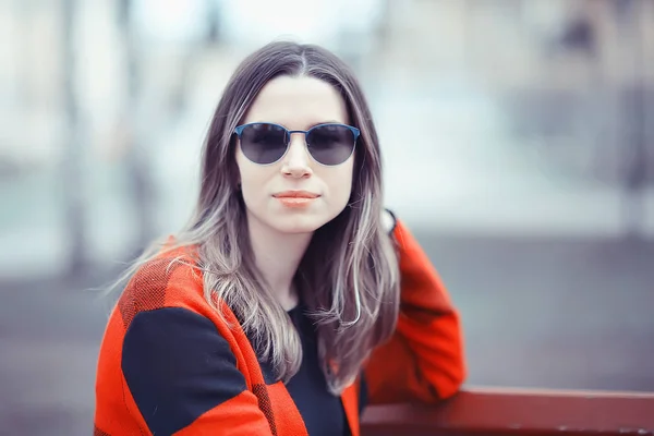 Jovem Bela Mulher Xadrez Casaco Poses Parque Primavera — Fotografia de Stock