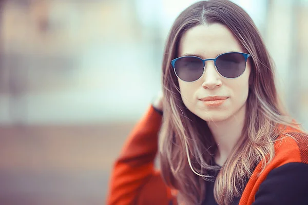 Giovane Bella Donna Pose Quadri Nel Parco Primaverile — Foto Stock