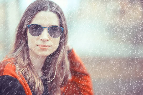 Sonbahar Park Güneş Gözlüğü Takmış Genç Güzel Kadın — Stok fotoğraf