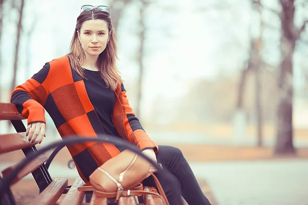 Jeune Belle Femme Plaid Pose Dans Parc Printemps — Photo