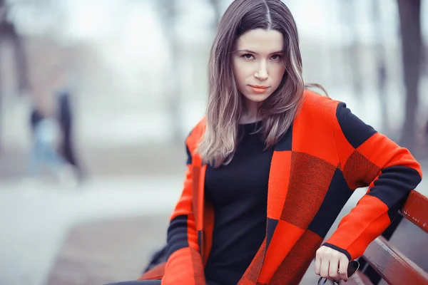 Giovane Bella Donna Posa Cappotto Scacchi Nel Parco Primaverile — Foto Stock