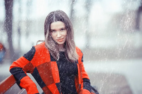 Giovane Bella Donna Cappotto Scacchi Seduta Sulla Panchina Nel Parco — Foto Stock