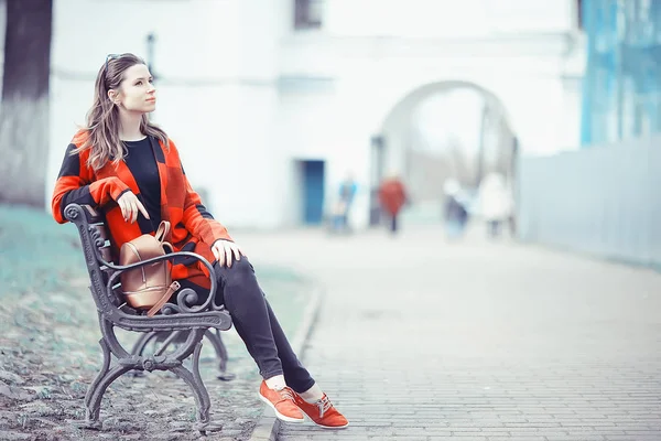 Giovane Bella Donna Pose Quadri Nel Parco Primaverile — Foto Stock