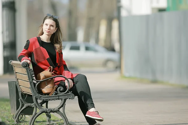 Ung Brunett Kvinna Avkopplande Nära Sjö Som Sitter Bänken Höstlandskap — Stockfoto