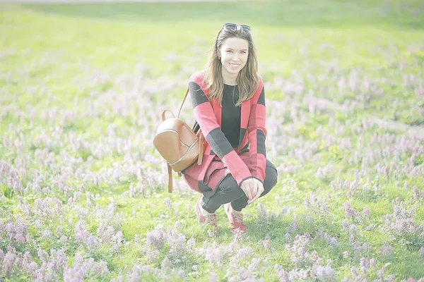 Junge Schöne Frau Karierten Mantel Posiert Frühlingspark — Stockfoto