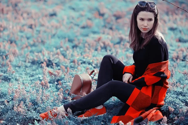 Jovem Bela Mulher Xadrez Casaco Poses Parque Primavera — Fotografia de Stock