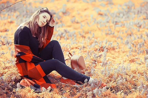 秋の公園で市松模様のコート ポーズで若い美しい女性 — ストック写真