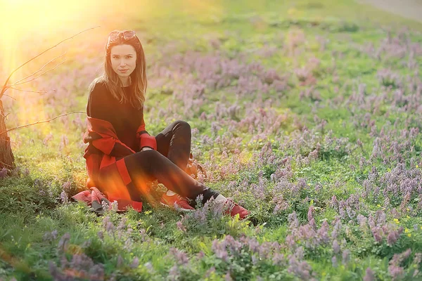 Junge Schöne Frau Karierten Posen Frühlingspark — Stockfoto