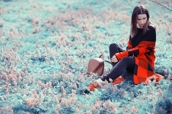 Giovane Bella Donna Pose Quadri Nel Parco Primaverile — Foto Stock