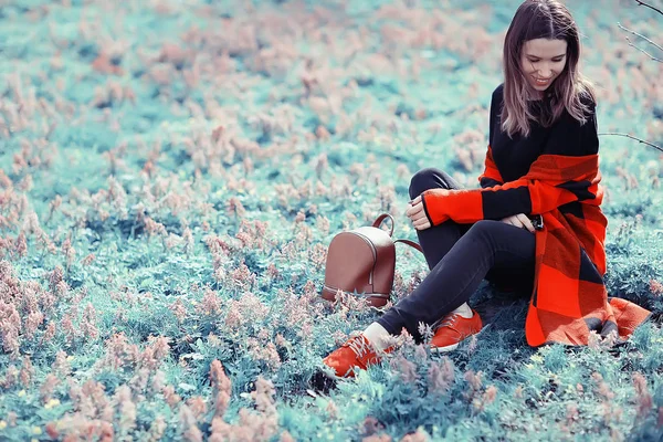 Jeune Belle Femme Plaid Pose Dans Parc Printemps — Photo