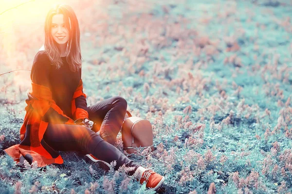 Молода Красива Жінка Плетених Позах Весняному Парку — стокове фото