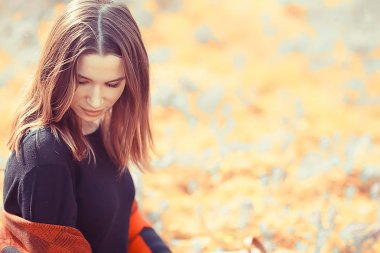 kareli ceket pozlar bahar parkta genç güzel kadın