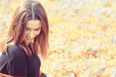 kareli ceket pozlar Sonbahar Park genç güzel kadın