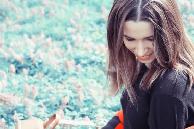 kareli ceket pozlar bahar parkta genç güzel kadın