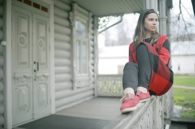 antika ahşap parapetin üzerinde kareli ceket teşkil etmektedir genç güzel kadın