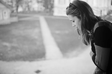 Sonbahar Park kareli ceket genç güzel kadın