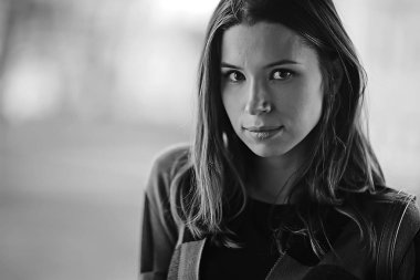 siyah beyaz portre genç güzel kadın 